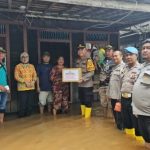 Personel gabungan TNI, Polri, dan BPBD Kabupaten Ketapang menyalurkan bantuan dan mendirikan posko darurat pasca banjir di Kecamatan Manis Mata.