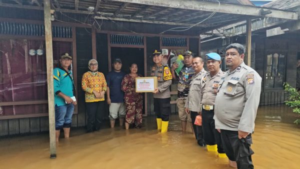 Personel gabungan TNI, Polri, dan BPBD Kabupaten Ketapang menyalurkan bantuan dan mendirikan posko darurat pasca banjir di Kecamatan Manis Mata.