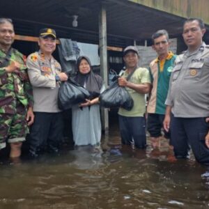 Polsek Manis Mata Salurkan Bansos dan Cek Kesehatan Warga Terdampak Banjir di Ketapang