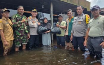 Polsek Manis Mata salurkan bantuan sosial dan layanan kesehatan bagi warga terdampak banjir di Ketapang