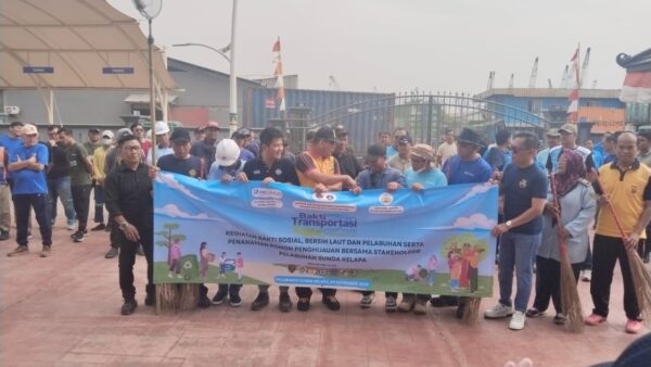 Aksi bersih laut di Pelabuhan Sunda Kelapa sambut Hari Transportasi ke-55