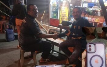 Bhabinkamtibmas kembalikan HP curian kepada pemilik