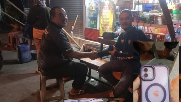 Bhabinkamtibmas kembalikan HP curian kepada pemilik