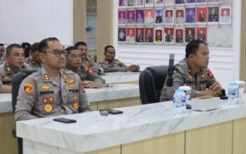 Kapolres Ketapang AKBP Muhammad Harris bersama pejabat utama dan Kapolsek jajaran mengikuti Binrohtal virtual