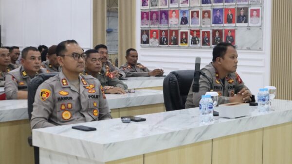 Kapolres Ketapang AKBP Muhammad Harris bersama pejabat utama dan Kapolsek jajaran mengikuti Binrohtal virtual