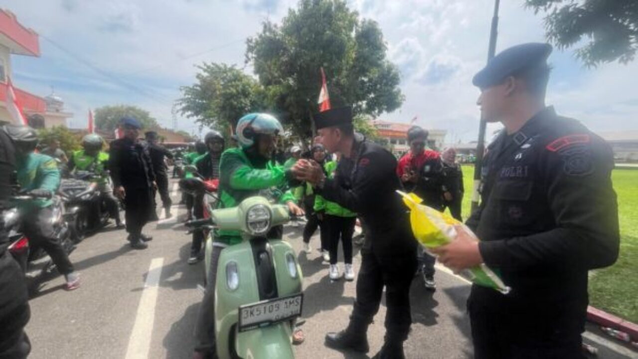 Brimob Polda Sumut dan TNI Bagikan 1.000 Karung Beras untuk Ojol, Suasana Doa Bersama Penuh Haru
