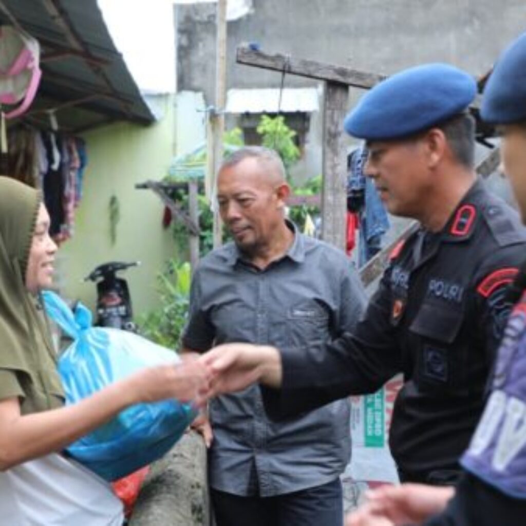 Satuan Brimob Polda Sumut Hadirkan Senyum Warga Lewat Sembako Jumat Berkah