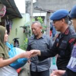 Brimob Polda Sumut bagikan sembako Jumat Berkah kepada warga Medan