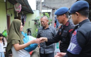 Brimob Polda Sumut bagikan sembako Jumat Berkah kepada warga Medan