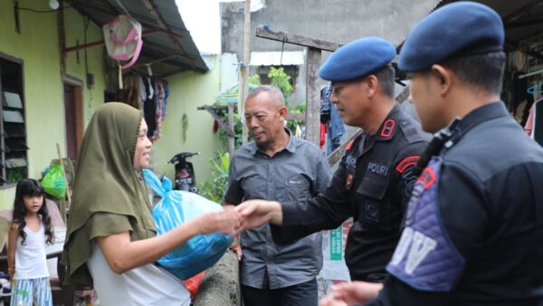 Brimob Polda Sumut bagikan sembako Jumat Berkah kepada warga Medan