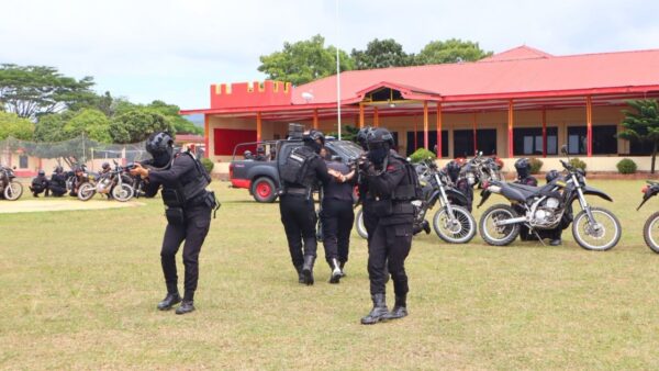 Personel Brimob Polda Sumut melaksanakan latihan Anti Anarki di Tanah Karo