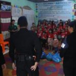 Personel Brimob Polda Sumut saat menyerahkan bantuan sembako dalam kegiatan Minggu Kasih