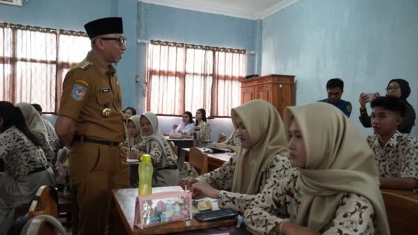Efek Besar! Gubernur Lampung Hapus Uang Komite Sekolah, Biaya Pendidikan Turun Tajam hingga Cetak Deflasi