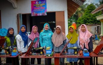 Ketua PKK Lampung Wulan Mirza saat mencanangkan Desa TAPIS di Tulang Bawang