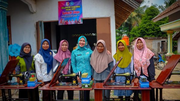 Ketua PKK Lampung Wulan Mirza saat mencanangkan Desa TAPIS di Tulang Bawang