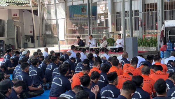 Kepala Lapas dan warga binaan mengikuti doa bersama di Lapas Sukabumi