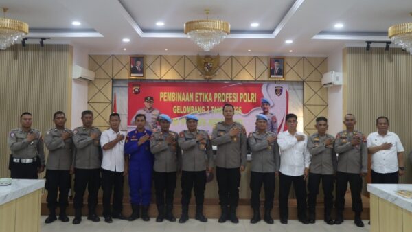Bidpropam Polda Kalbar memberikan pembinaan etika profesi Polri di Polres Ketapang