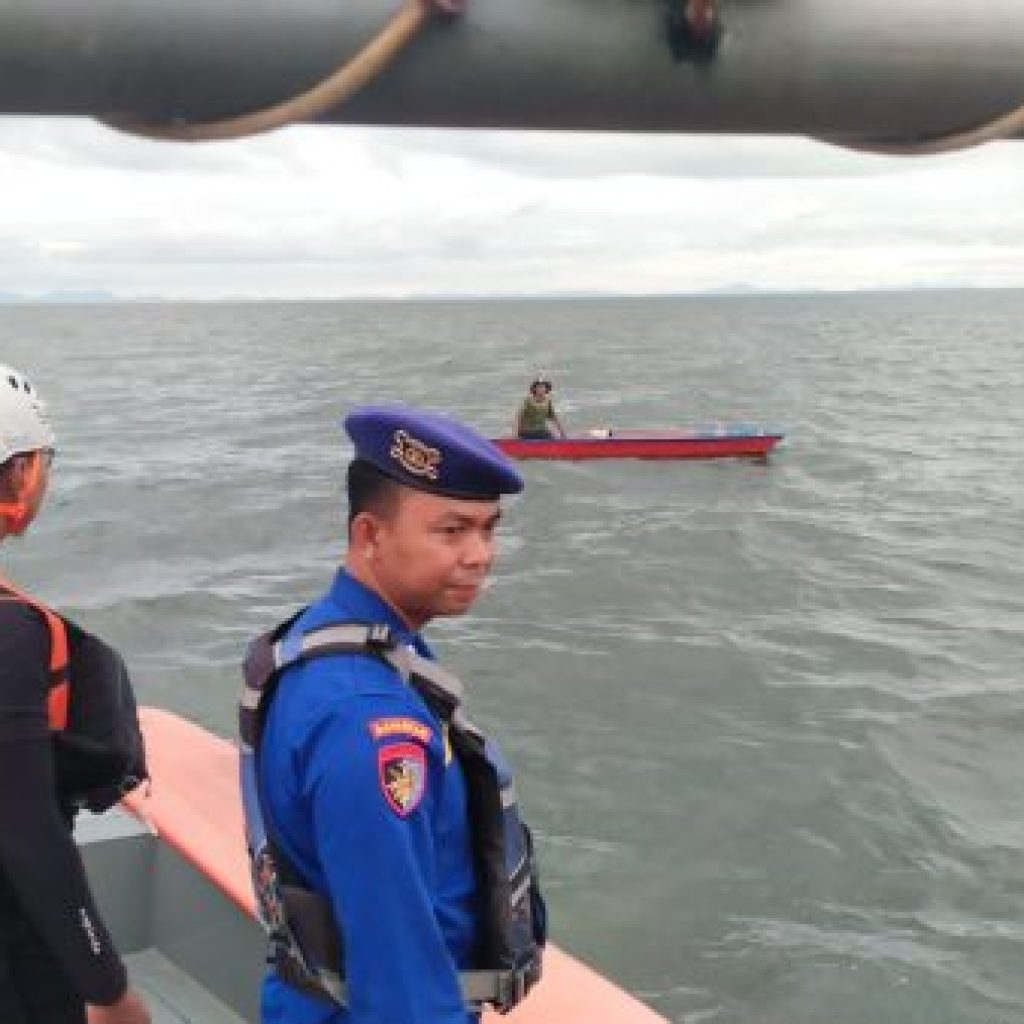 Sat Polairud dan Basarnas Evakuasi Nelayan di Ketapang: Mesin Perahu Rusak, Nyawa Berhasil Diselamatkan