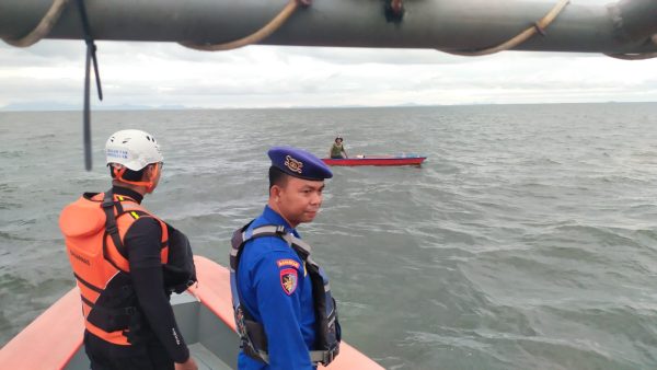 Evakuasi nelayan Ketapang oleh Sat Polairud dan Basarnas