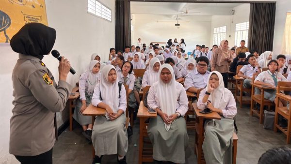 Polwan Polda Sumut gelar dialog interaktif Rise and Speak di sekolah