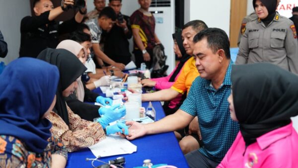 Polwan Polda Sumut dan Bhayangkari menggelar donor darah dalam rangka HUT ke-77 Polwan