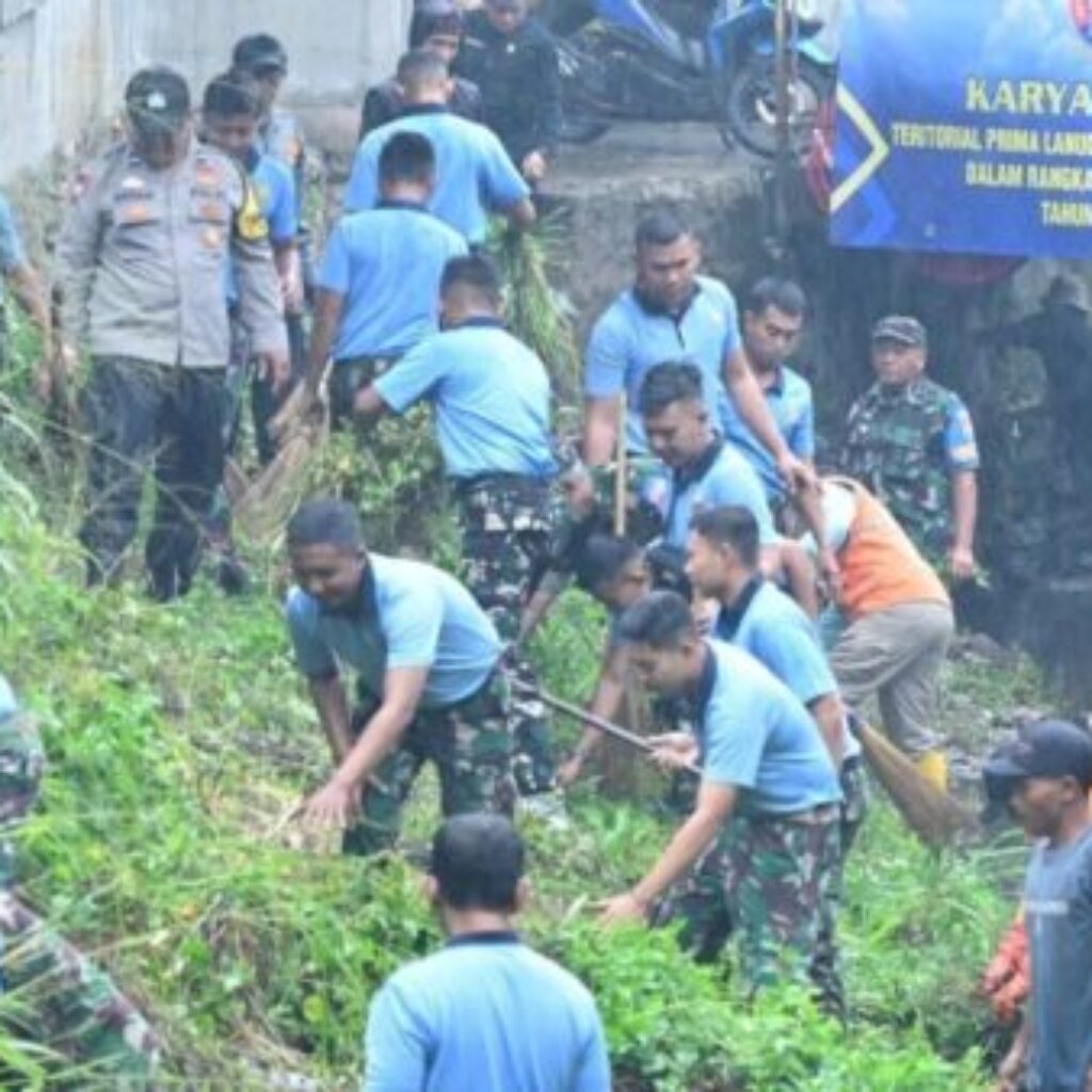 HUT ke-80 TNI, Lanud Husein Gelar Aksi Bersih Sungai Cilimus Bersama Warga