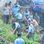 Personel TNI AU Lanud Husein bersama warga bersihkan Sungai Cilimus