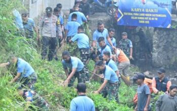Personel TNI AU Lanud Husein bersama warga bersihkan Sungai Cilimus