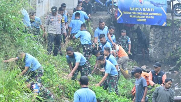 Personel TNI AU Lanud Husein bersama warga bersihkan Sungai Cilimus