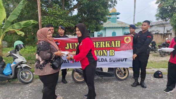 Brimob Polda Sumut dan Bhayangkari membagikan makan siang gratis di Tanjung Balai