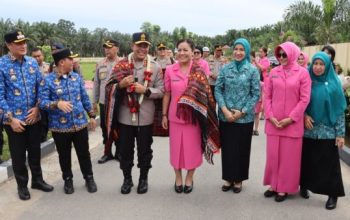 Kapolda Sumut Irjen Pol Whisnu Hermawan berikan arahan di Polres Padang Lawas