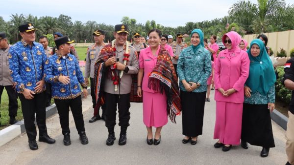 Kapolda Sumut Irjen Pol Whisnu Hermawan berikan arahan di Polres Padang Lawas