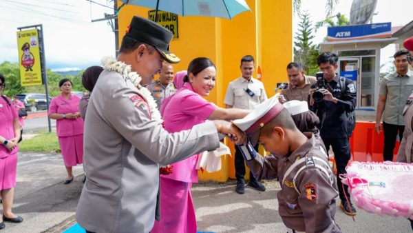 Kapolda Sumut Irjen Pol Whisnu Hermawan memberikan arahan kepada personel Polres Tapanuli Tengah