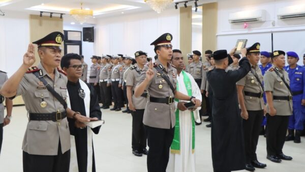 Kapolres Ketapang AKBP Muhammad Harris memimpin upacara sertijab pejabat utama dan Kapolsek