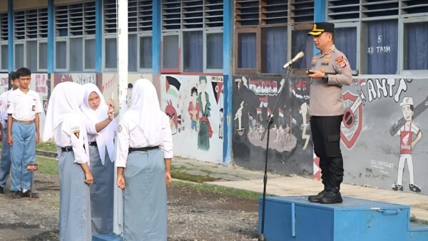 Kapolres Lebak memberikan sosialisasi kenakalan remaja di SMK Setiabudi