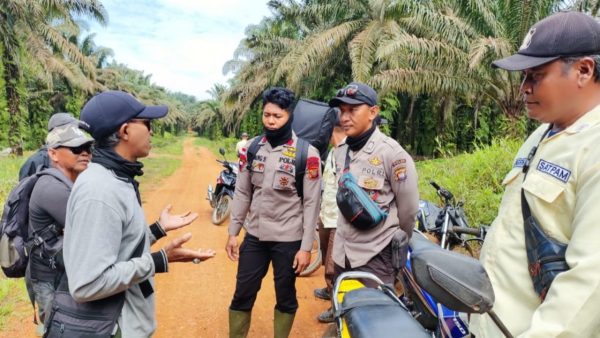 Warga Teluk Bayur berdebat dengan manajemen PT PTS terkait konflik lahan di Ketapang
