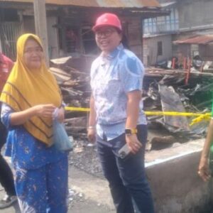 Gerak Cepat Cherly Paggar Besi Bantu Korban Kebakaran di Lorong Khotib Palembang