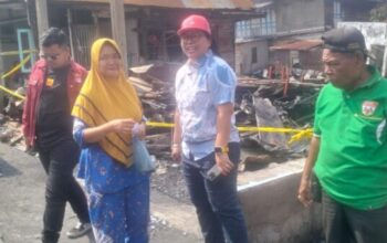 Cherly Paggar Besi meninjau dan memberikan bantuan kepada korban kebakaran Palembang
