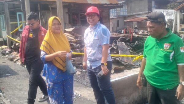Cherly Paggar Besi meninjau dan memberikan bantuan kepada korban kebakaran Palembang