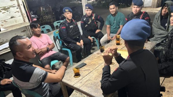 Patroli Dialogis Brimob di Gunungsitoli bersama warga di Pos Kamling