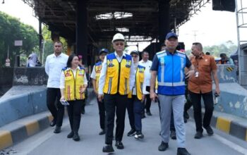 Menteri PU Dody Hanggodo bersama Jasa Marga tinjau gerbang tol rusak pascademo