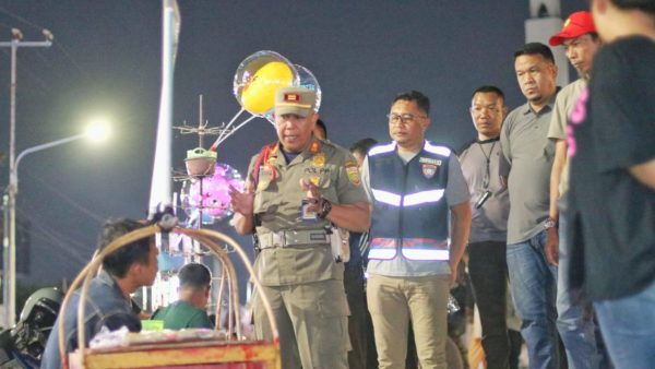Satpol PP menertibkan pedagang di kawasan Masjid Raya Al Bakrie Bandar Lampung