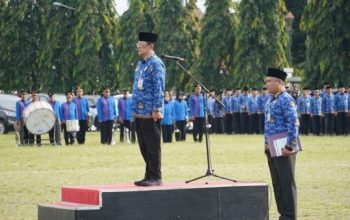 Asisten Pemerintahan dan Kesra memimpin upacara bulanan Pemprov Lampung mewakili Gubernur