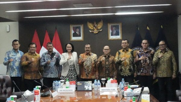 Menteri P2MI Mukhtarudin bersama Menteri Imigrasi Agus Andrianto bahas perlindungan pekerja migran resmi