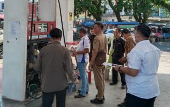 Pengawas SPBU Palabuhanratu memantau distribusi Pertalite di Palabuhanratu Sukabumi