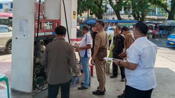 Pengawas SPBU Palabuhanratu memantau distribusi Pertalite di Palabuhanratu Sukabumi