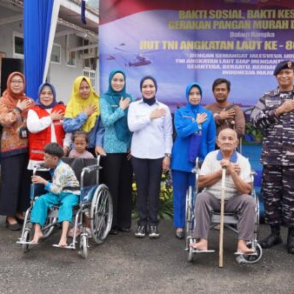 PMI dan TNI AL Gelar Aksi Sosial di Lampung, Warga Senang Terima Bantuan Kursi Roda