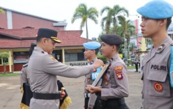 Polres Ketapang menggelar upacara PTDH terhadap seorang anggota