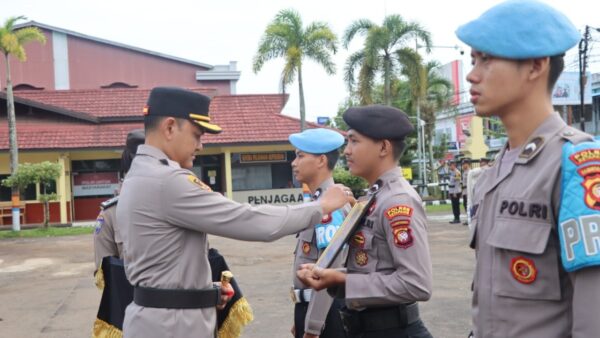 Polres Ketapang menggelar upacara PTDH terhadap seorang anggota