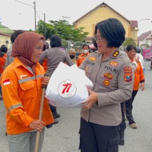 Polwan Polda Sumut Rayakan Hari Jadi ke-77 dengan Bagikan 350 Paket Sembako